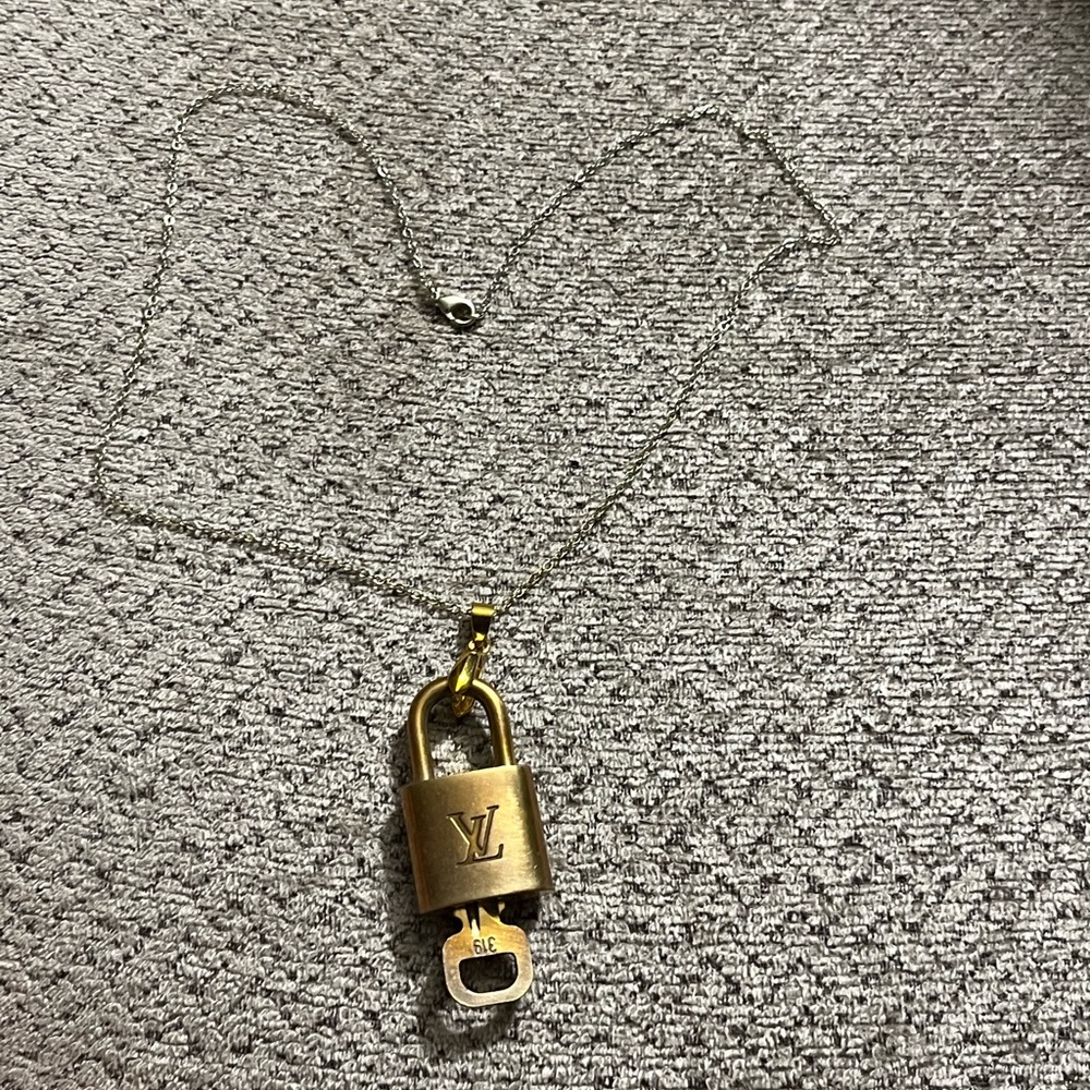 Louis Vuitton lock and key necklace. 18” long. Lock number 319. - Picture 7 of 8